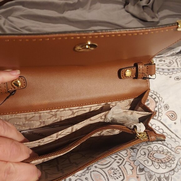 Calvin Klein Signature Crossbody - Picture 5 of 5